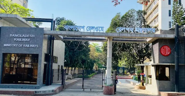 সরকারি জমিতে অস্থায়ী মণ্ডপ সরানো প্রসঙ্গে রেল কর্তৃপক্ষের বক্তব্য